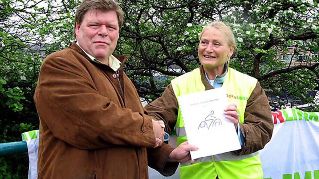 Fietsestafette GroenLinks Rijnmond mei 2008 - Regionaal Fietsplan GroenLinks Rijnmond wordt aangeboden Fietsestafette GroenLinks Rijnmond mei 2008