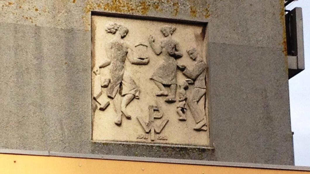 Gevelsteen "Echtpaar met kind en huis" van Hank Hans