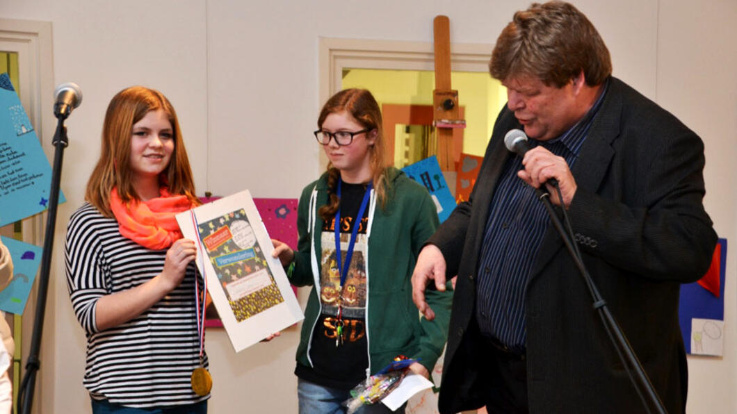 Saffron Jones, nu de nieuwe Stadsdichter Junior 2014, kreeg het stokje overgedragen van de Stadsdichter Junior van vorig jaar, Femke Steenbergen