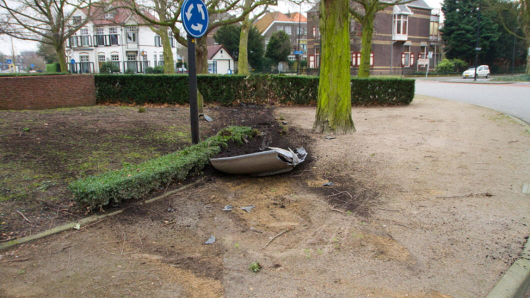 Auto op 17 febr. met hoge snelheid dwars over Verploegh Chasséplein - Fotografie: Flashphoto NL Auto op 17 febr. met hoge snelheid dwars over Verploegh Chasséplein