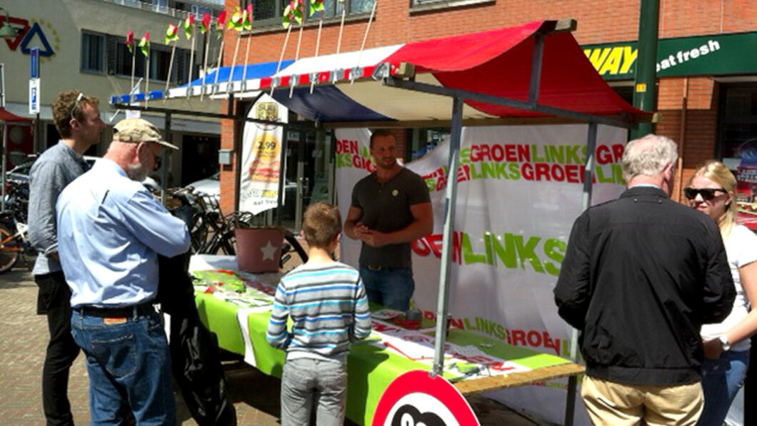 Jan Robberegt, Lianne van Kalken, Neill Voorburg en Rob Eilerts op de verkiezingsmarkt Jan Robberegt, Lianne van Kalken, Neill Voorburg en Rob Eilerts