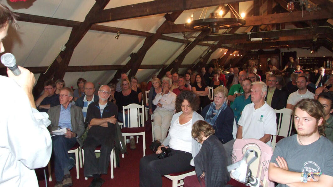 Bijeenkomst tegen Blankenburgtunnel druk bezocht Bijeenkomst tegen Blankenburgtunnel druk bezocht tijdens door GroenLinks Vlaardingen georganiseerde Indian Summer - 5 september 2015