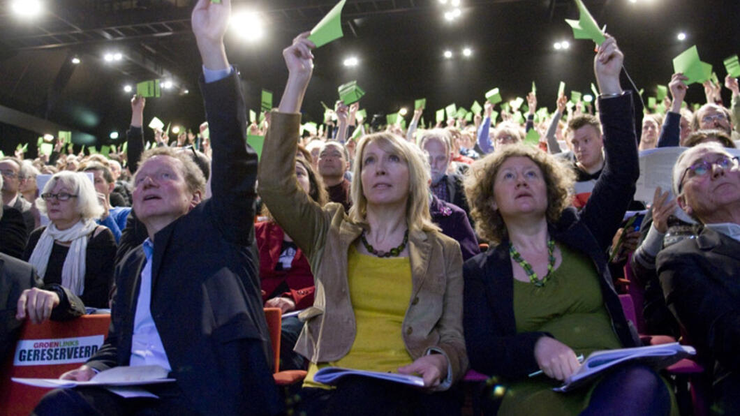 Stemmen: hier met de hand, en met stemkastjes als het écht spannend wordt GroenLinks congres 23 april 2016 Amersfoort