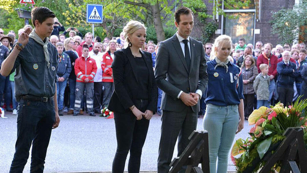 Namens de gemeenteraad legden fractievoorzitters Lianne van Kalken van GroenLinks en Bart Bikkers van de VVD een krans. Dodenherdenking Vlaardingen - 4 mei 2018