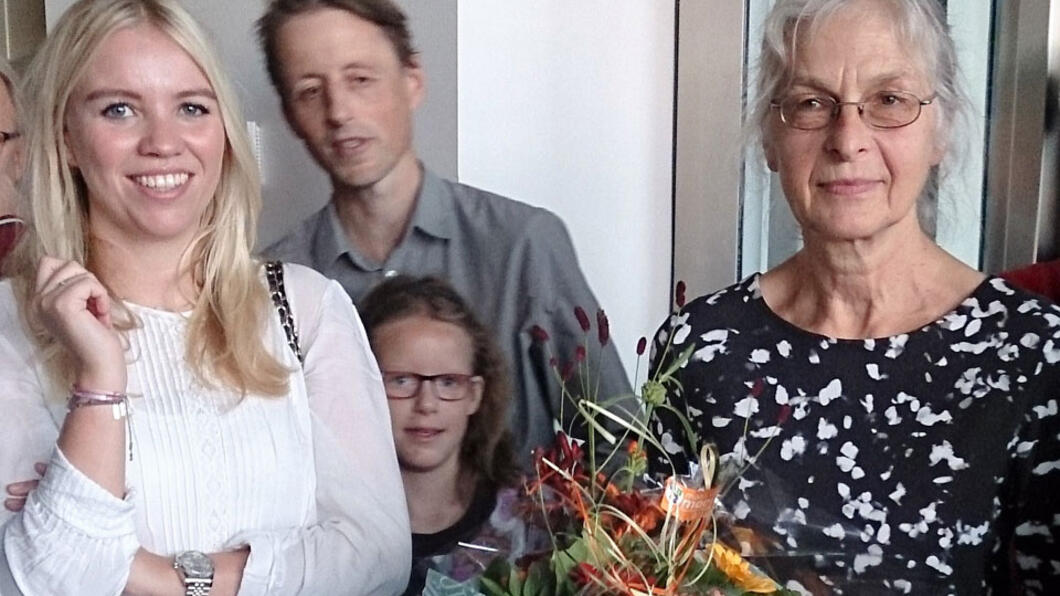 Frederieke Verheijen (r) tijdens de opening van de tentoonstelling 25 jaar Volksbos. Links GroenLinks raadslid Lianne van Kalken. GroenLinkslid Frederieke Verheijen in Trouw van zaterdag 26 november over 25 jaar Volksbos.
