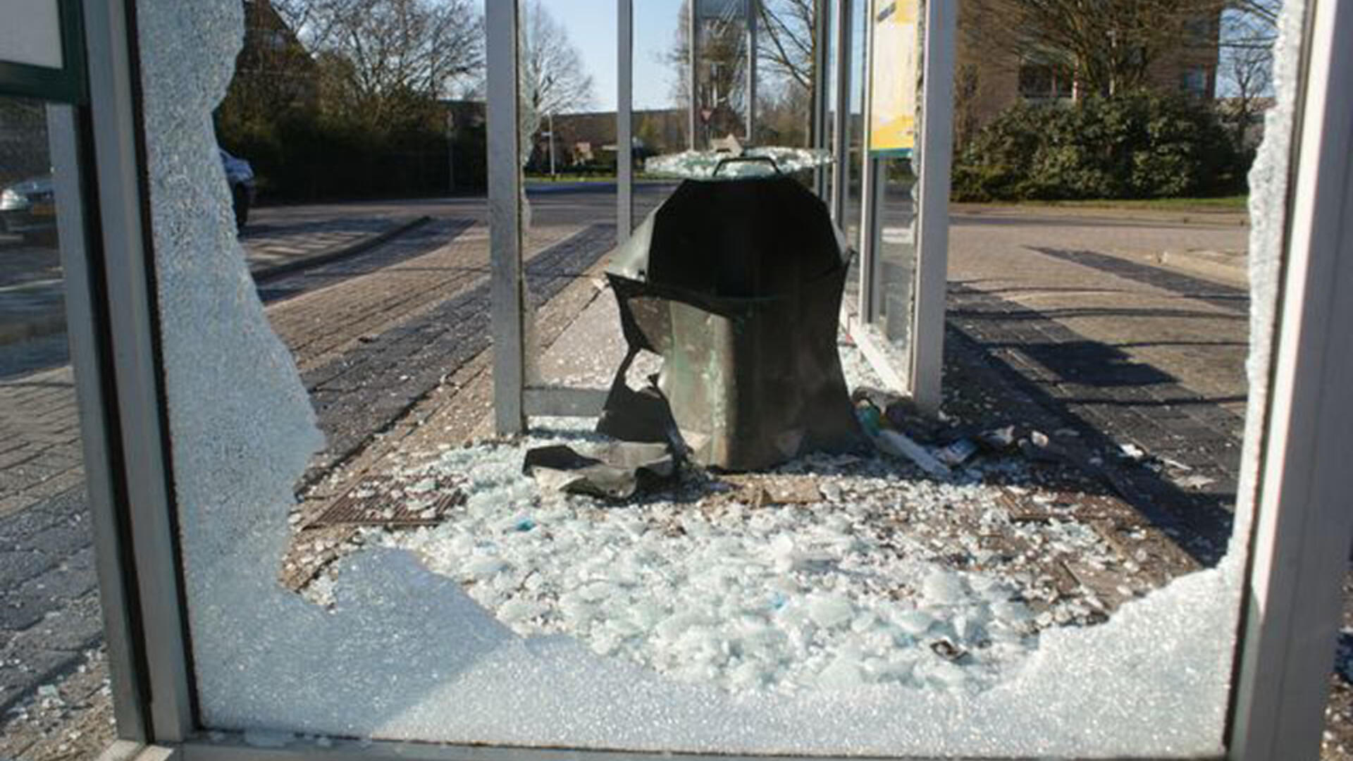 Vernield bushokje oudejaarsnacht