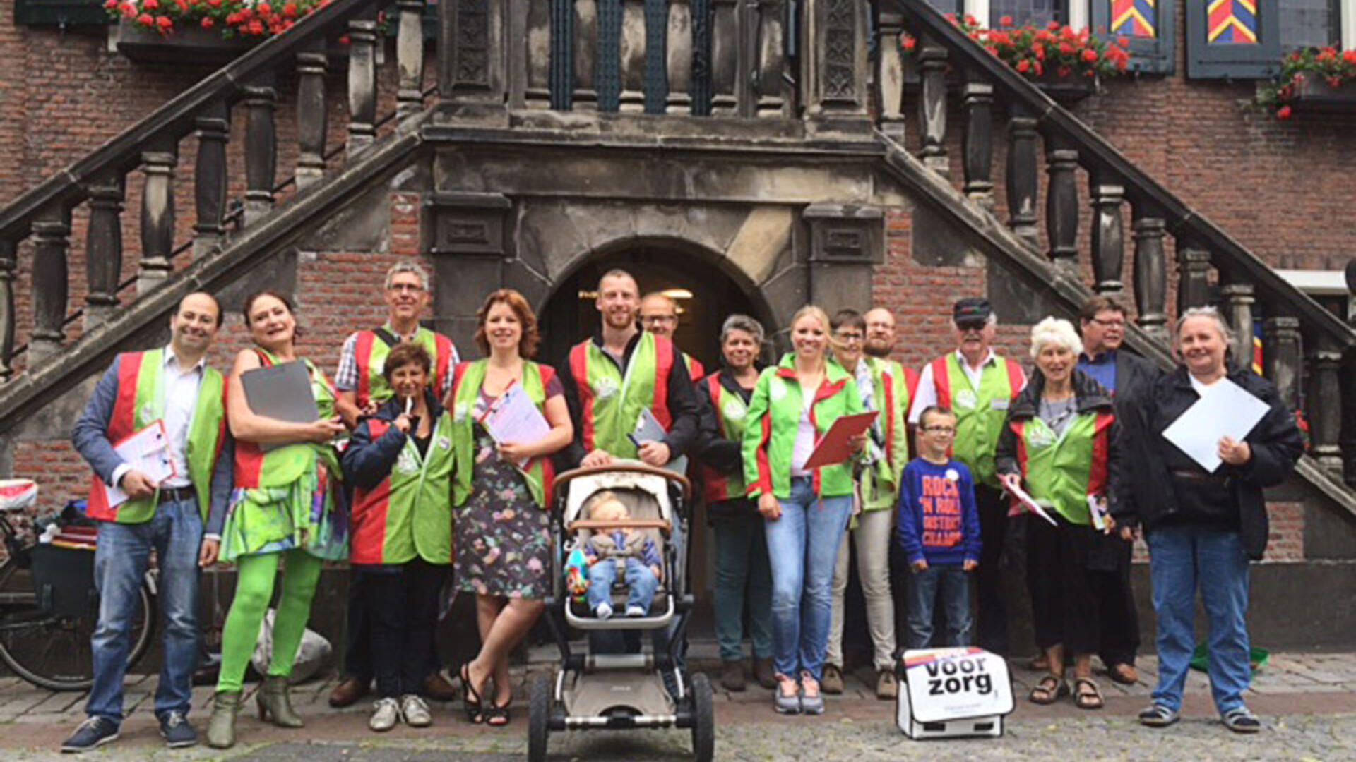 GroenLinks haalt met Linda Voortman en FNV handtekeningen op voor de zorgpetitie - 134 juni 2015