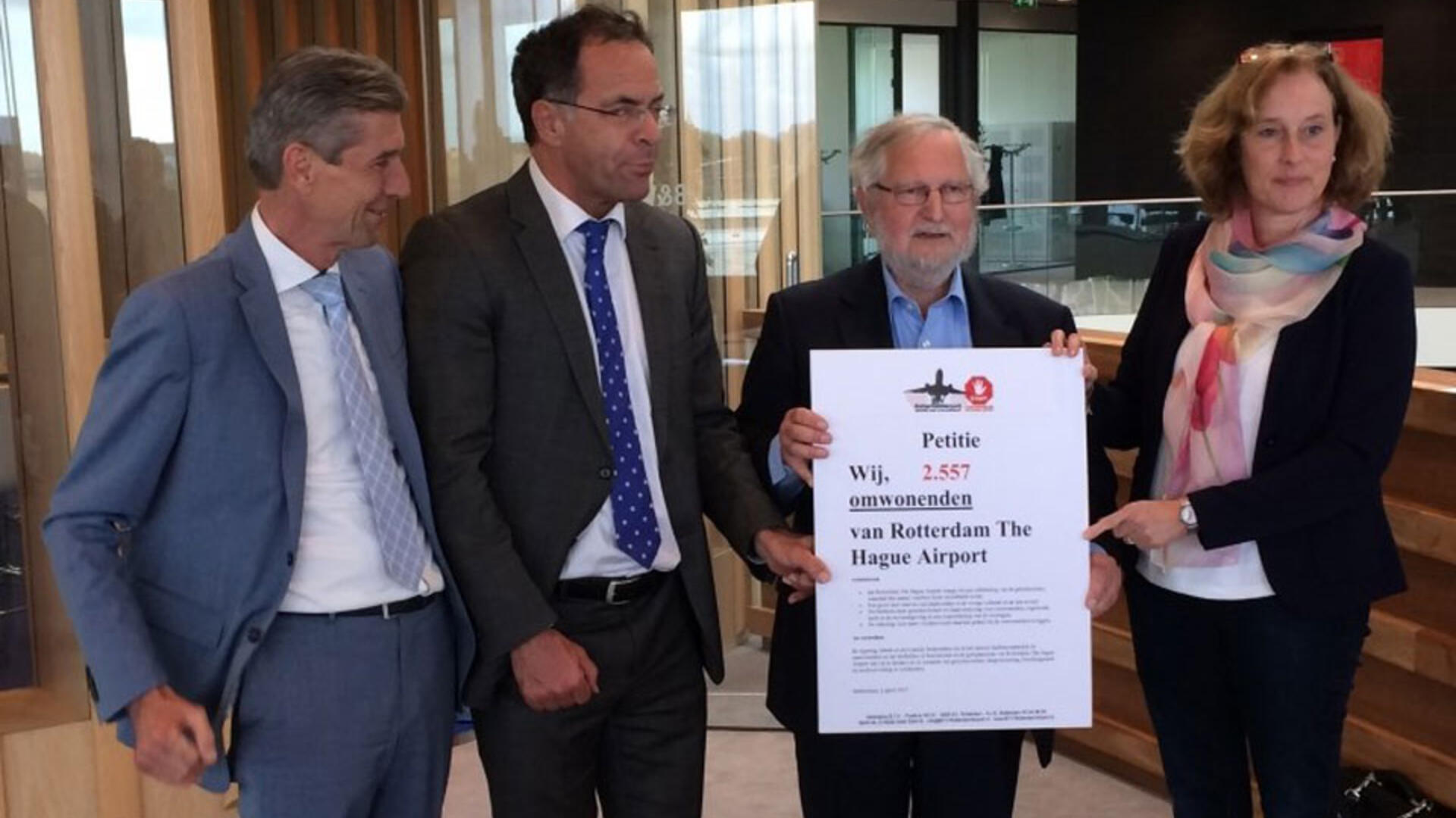 Petitie aangeboden tegen uitbreiding Rotterdam Airport - 13 april 2017